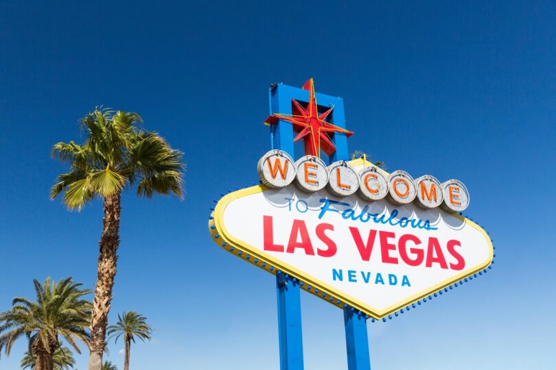 Welcome to Las Vegas sign and palm trees.